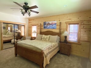 3 slaapkamers, een bureau, een strijkplank/strijkijzer, reisbedje