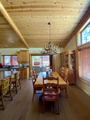 Dining - Beautiful Log Style Home in Eagle Mountain Estates, Big Bear Lake.  (Big Bear Lake)