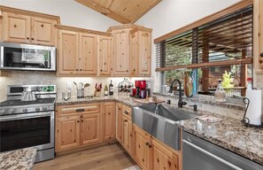 Fridge, microwave, oven, stovetop - Beautiful Log Style Home in Eagle Mountain Estates, Big Bear Lake.  (Big Bear Lake)