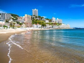 Una playa cerca, arena blanca
