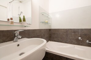 Douche, sèche-cheveux, bidet, serviettes fournies