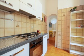 Réfrigérateur, micro-ondes, plaque de cuisson, lave-vaisselle