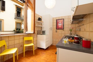 Fridge, microwave, stovetop, dishwasher