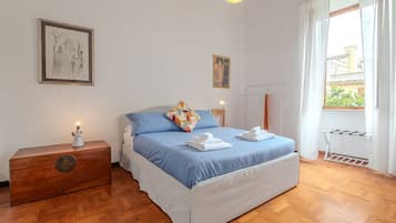 2 bedrooms, desk, iron/ironing board, WiFi