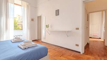 2 bedrooms, desk, iron/ironing board, WiFi