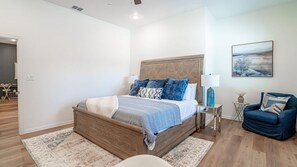 3 bedrooms, iron/ironing board, travel crib, free WiFi - Luxury Stay | Short Walk to AT&T Stadium + Parking (Arlington)
