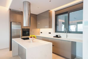 Refrigerador, microondas, horno y lavavajillas 