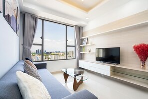 Familienapartment, Flussblick | Wohnbereich | Flachbildfernseher, Netflix, Streaming-Dienste