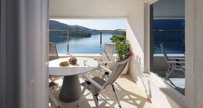 Charming 2-bedroom apartment with AC and WiFi in fabulous Pasadur, sandy beach.