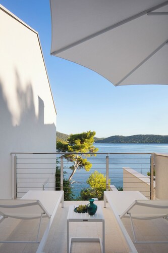 Charming 2-bedroom apartment with AC and WiFi in fabulous Pasadur, sandy beach.