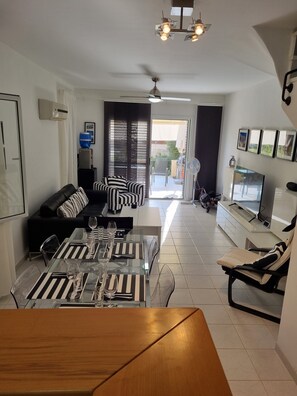 House | Living area | TV - Cyprus Townhouse/ Queen Bed/ Pool/ Patio/air/freep (Polis)