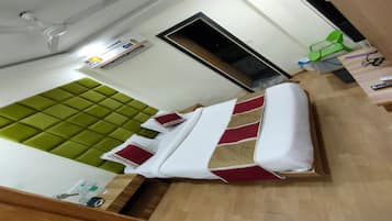 Chambre Double Deluxe, vue ville | Literie hypoallergénique, bureau, lits pliants/supplémentaires