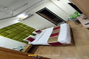 Habitación doble Deluxe, vista a la ciudad | Ropa de cama hipoalergénica, escritorio, camas extra y wifi gratis