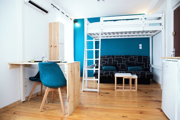 1 slaapkamer, een strijkplank/strijkijzer, reisbedje, gratis wifi