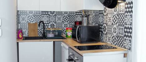 Réfrigérateur, four à micro-ondes, un four, surface de cuisson