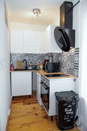 Een koelkast, een magnetron, een oven, een kookplaat