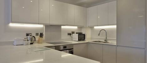 Kjøleskap, mikrobølgeovn, ovn og kokeplater