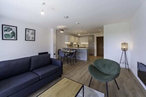 TV, offices - Lovely 2 Bedroom Apartment in Central Ashford (Ashford)