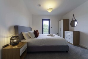 2 soverom, skrivebord, strykejern/-brett og wi-fi