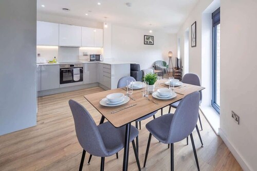 Central 2BR Ashford Flat with Fast Wi-Fi & Parking