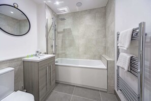 Dusche, Haartrockner, Handtücher, Shampoo