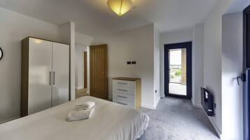 2 bedrooms, desk, iron/ironing board, WiFi