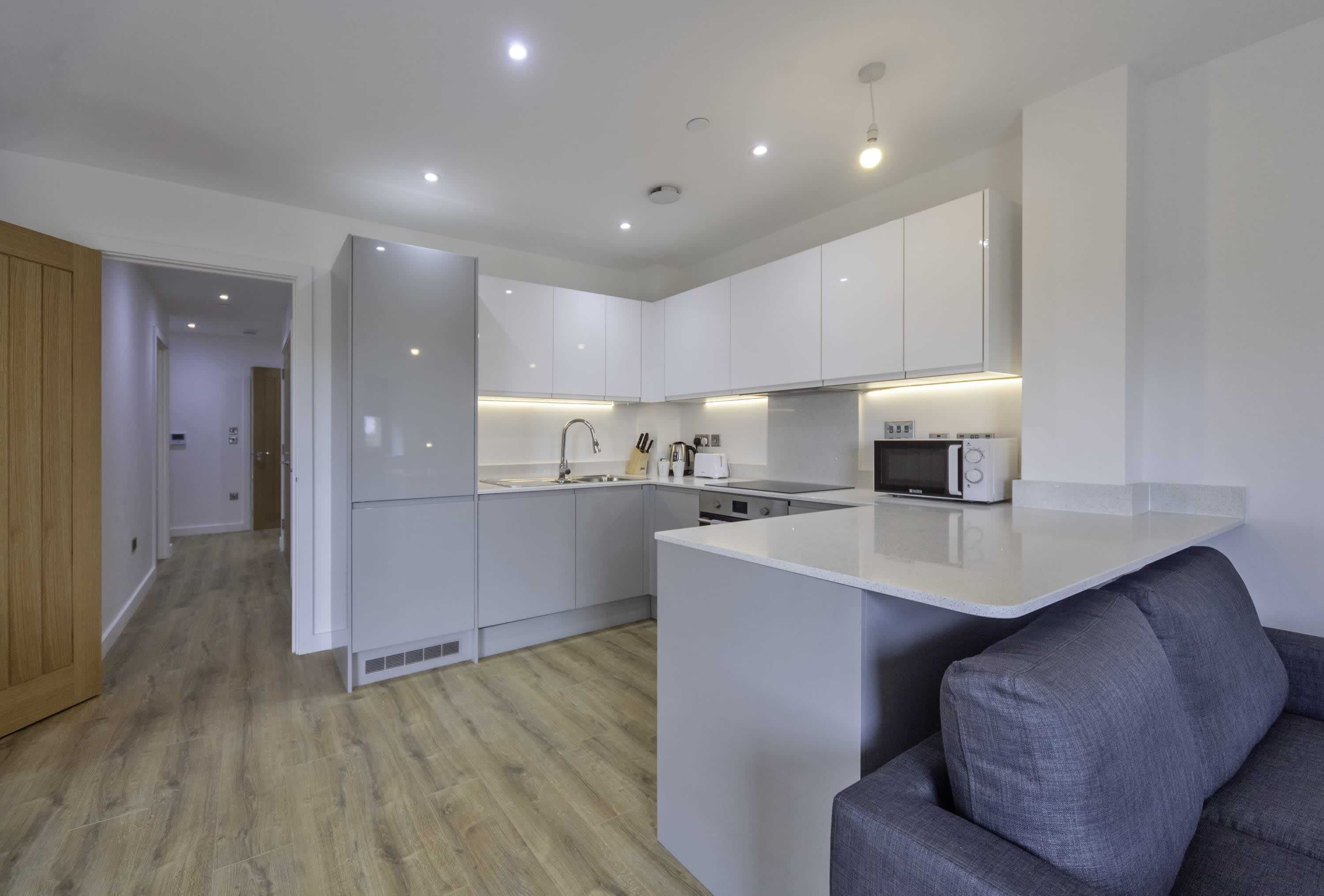 Kjøleskap, mikrobølgeovn, ovn og kokeplater