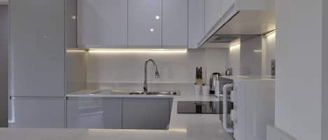 Frigorífico, microondas, horno y placa de cocina