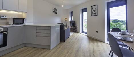 ثلاجة، ميكروويف، فرن، موقد طهي مسطح