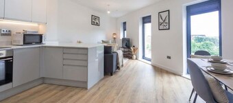 Central 2BR Ashford Flat with Fast Wi-Fi & Parking