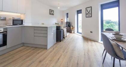 Central 2BR Ashford Flat with Fast Wi-Fi & Parking