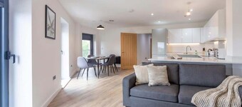 Central 2BR Ashford Flat with Fast Wi-Fi & Parking