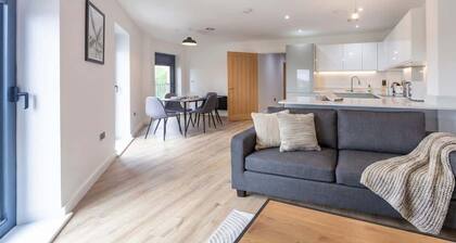 Central 2BR Ashford Flat with Fast Wi-Fi & Parking