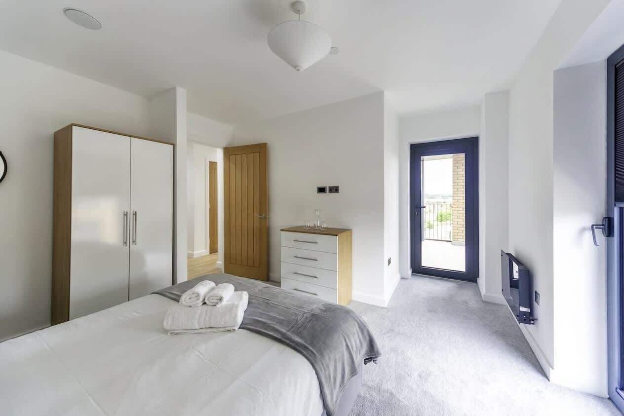 2 habitaciones, tabla de planchar con plancha, wifi y ropa de cama 