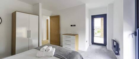 2 habitaciones, tabla de planchar con plancha, wifi y ropa de cama