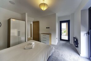 2 bedrooms, desk, iron/ironing board, WiFi