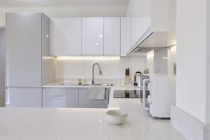 Frigorífico, microondas, horno y placa de cocina