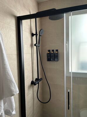 Haartrockner, Handtücher, Seife, Shampoo