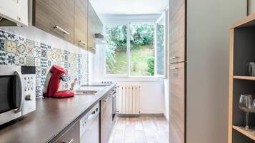 Een koelkast, een microgolfoven, een oven, een kookplaat