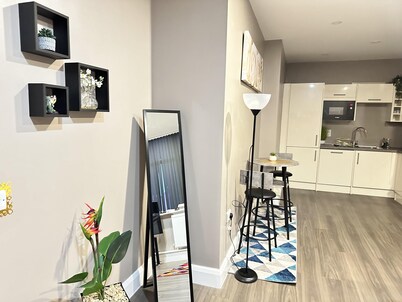 2 Bed Apartment - Sleeps 4 - Wifi - Parking