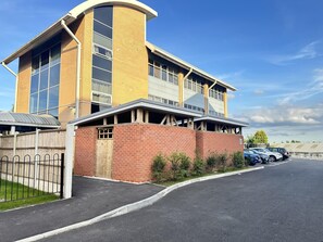 Exterior - 2 Bed Apartment - Sleeps 4 - Wifi - Parking (Dudley)