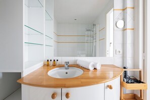 Shower, hair dryer, towels - A Gleaming Vista, by Veeve (Paris)