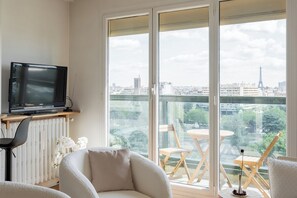 TV - A Gleaming Vista, by Veeve (Paris)