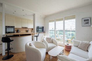 TV - A Gleaming Vista, by Veeve (Paris)