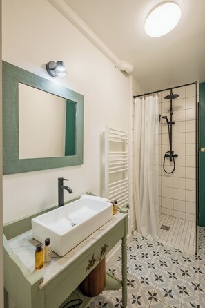 Shower, hair dryer, towels - Industry Chic Haven, by Veeve (Paris)