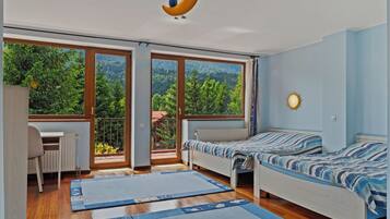 3 Schlafzimmer, Schreibtisch, Bügeleisen/Bügelbrett, WLAN