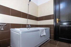 Suíte superior, sacada, vista para a montanha | Banheiro | Produtos de toalete grátis, sabonete, shampoo, papel higiênico