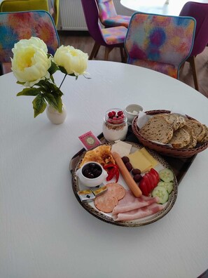 Free daily full breakfast - Vila Luca (Fundata)