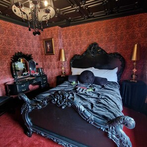 In-room safe, desk, laptop workspace, iron/ironing board - The Gothic Corner (York)