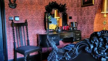 Kamar Quadruple Junior, pemandangan kebun | Brankas, meja kerja, ruang kerja ramah laptop, dan setrika/meja setrika